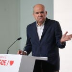 Manuel Chaves ofrece una rueda de prensa en la sede del PSOE-A (Sevilla)