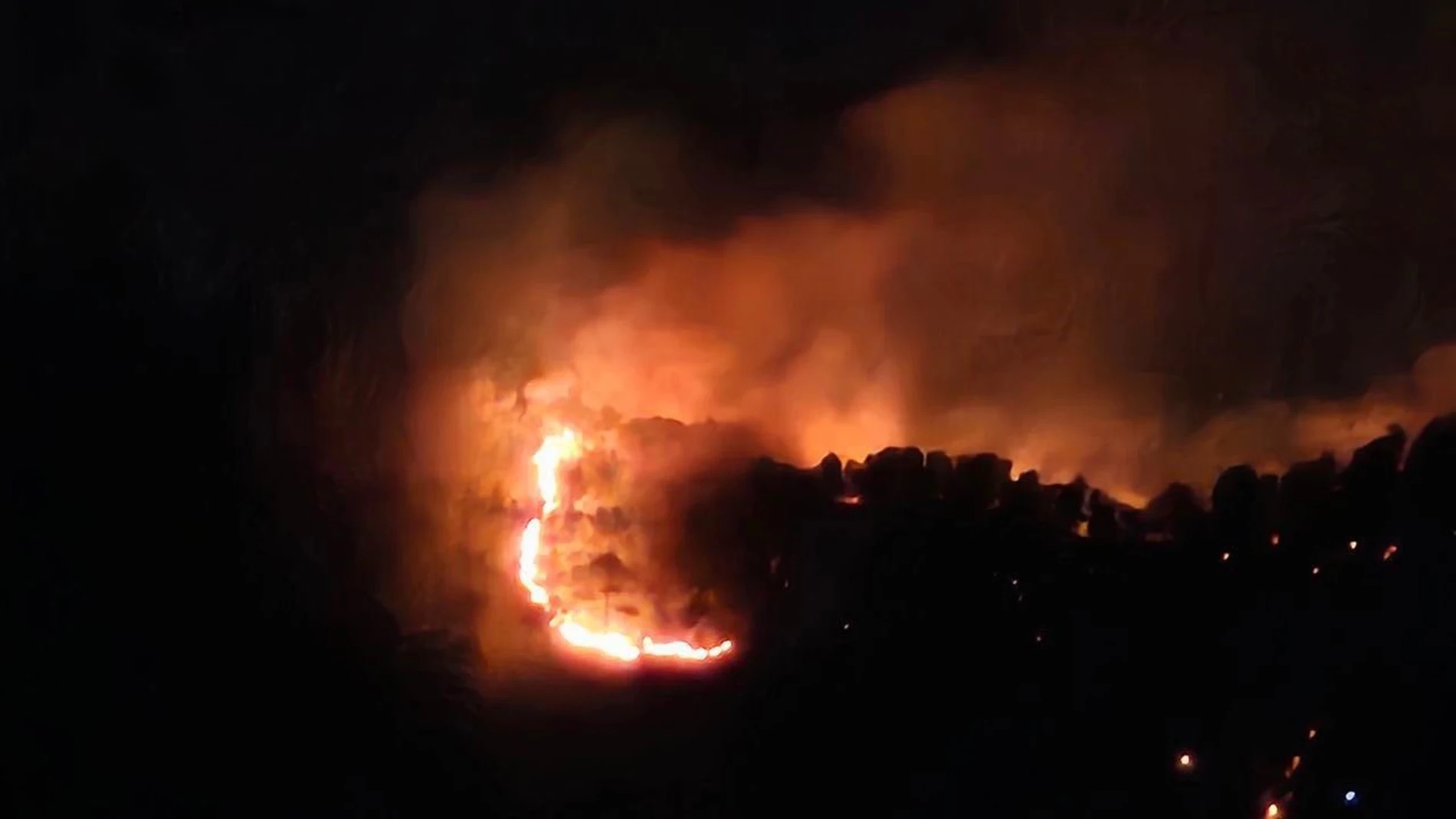 Imágenes de anoche facilitadas por la Unidad de Defensa contra los Incendios Forestales de la Dirección General de Patrimonio Natural y Acción ClimáticaUNIDAD DE DEFENSA CONTRA LOS INC18/07/2024
