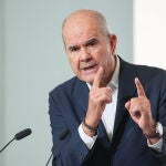 Manuel Chaves ofrece una rueda de prensa en la sede del PSOE-A (Sevilla)