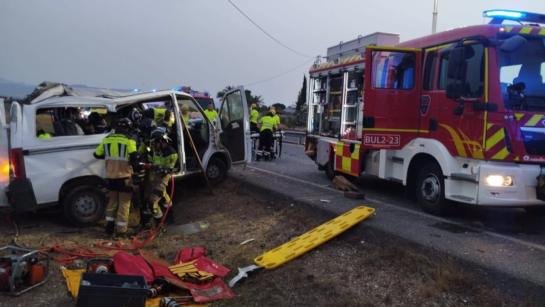 MURCIA.-Sucesos.- Un fallecido y ocho heridos en un accidente de tráfico entre una furgoneta y un camión en Lorca