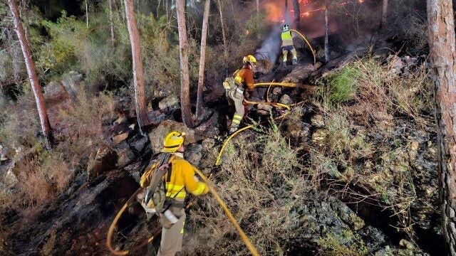Los bomberos han trabajado durante toda la noche en el paraje de Los Ginovinos de Murcia
