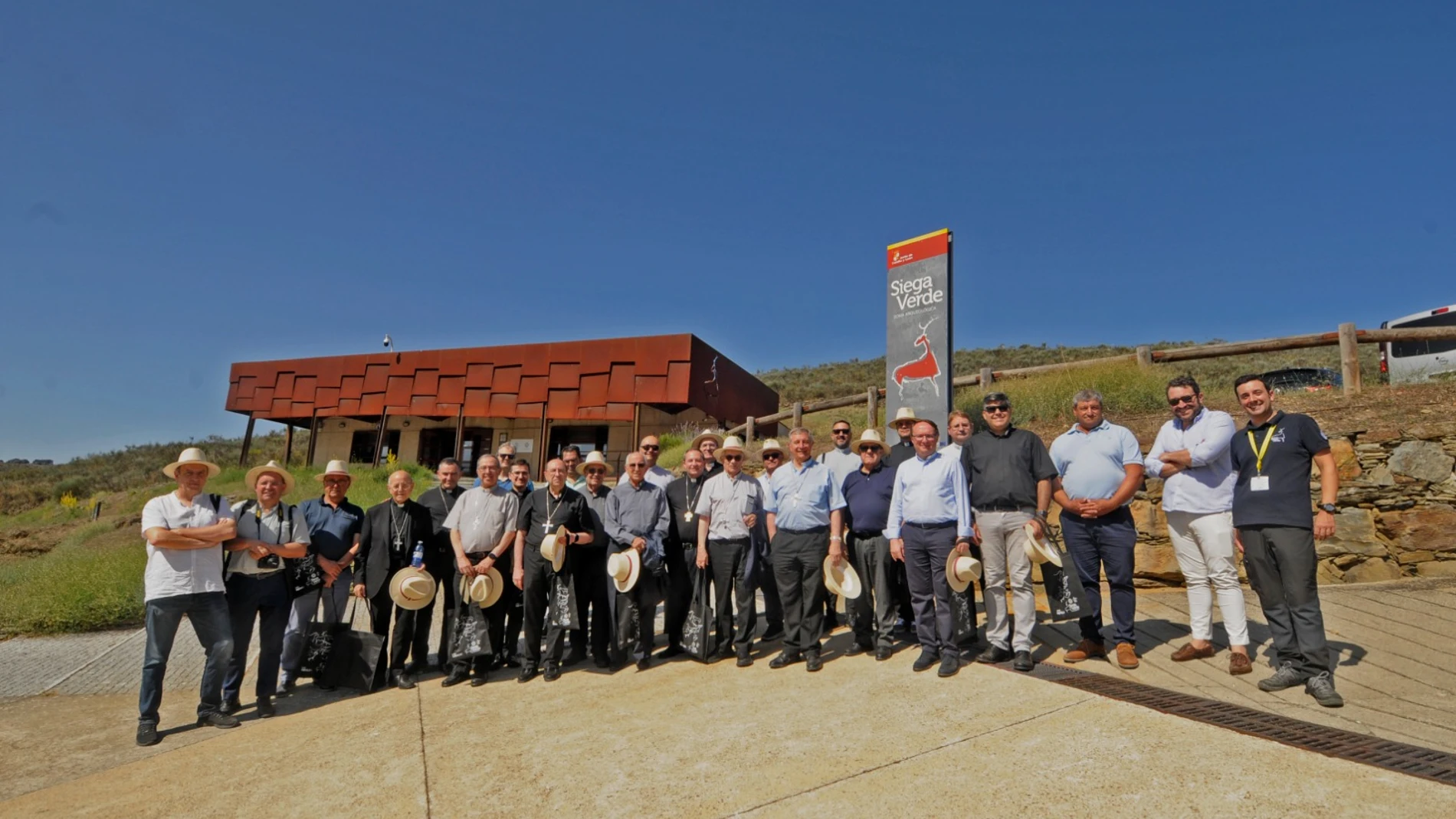 Los obispos de Castilla y León, grandes embajadores de Siega Verde tras la visita al yacimiento