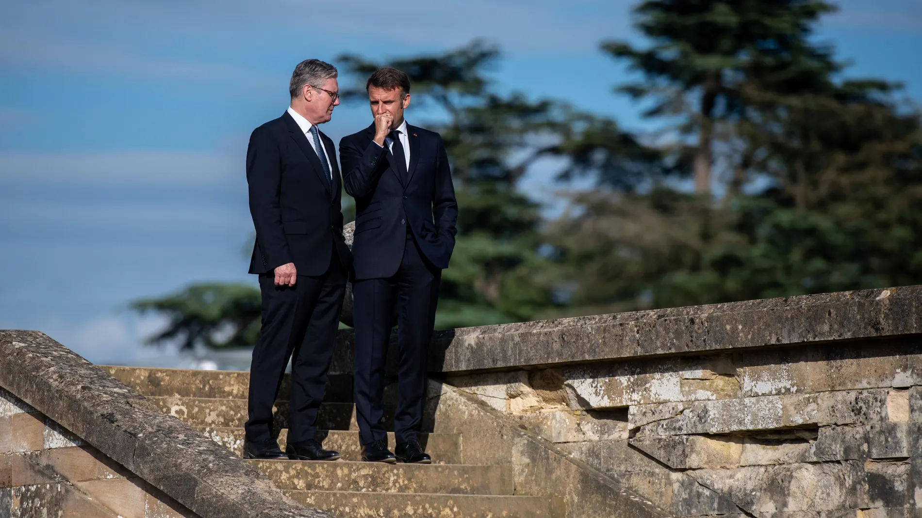 Oxford (United Kingdom), 18/07/2024.- British Prime Minister Keir Starmer (L) and France's President Emmanuel Macron during a bilateral meeting on the sidelines of the European Political Community (EPC) meeting at Blenheim Palace near Oxford, Britain, 18 July 2024. The British Prime Minister will host more than 45 European leaders at Blenheim Palace, the birthplace of Winston Churchill, for the European Political Community (EPC) summit. This is the 4th EPC meeting since the grouping was found...