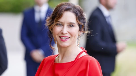 Ayuso con vestido rojo.