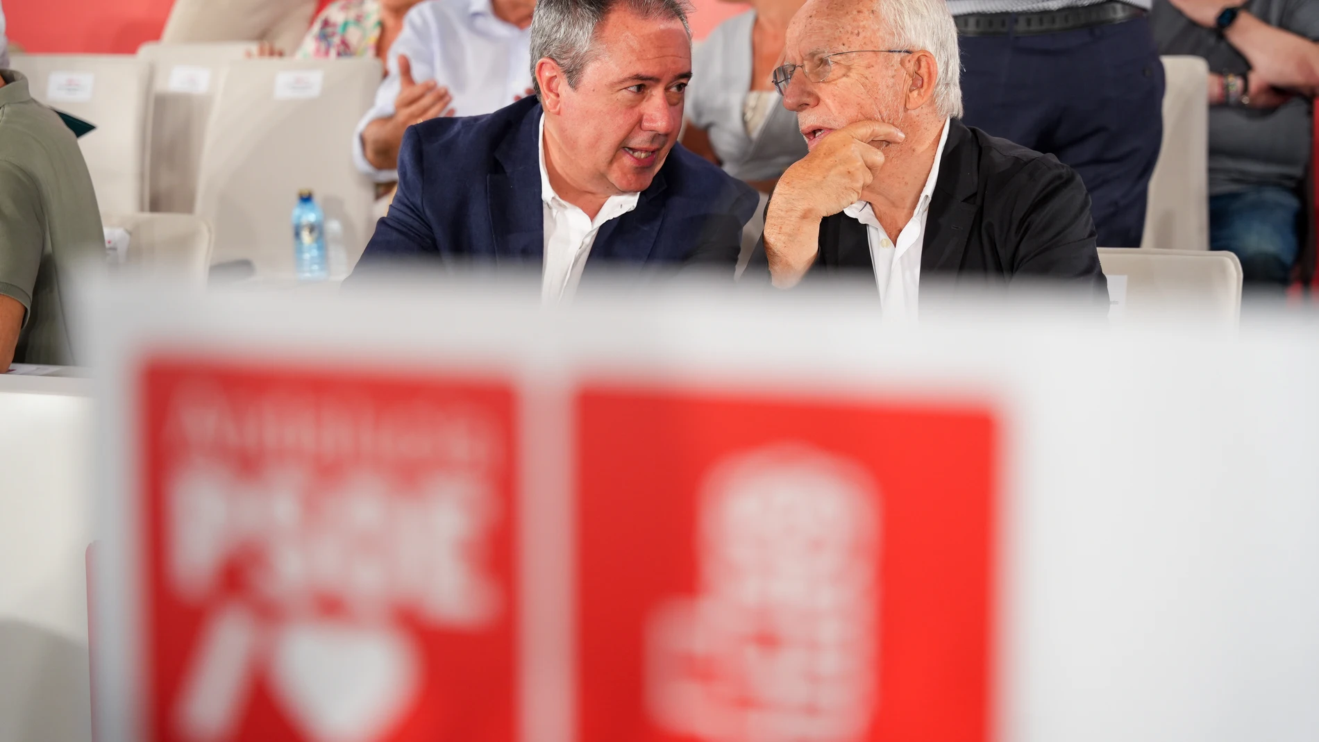 El secretario general, Juan Espadas (i) y el presidente del PSOE-A, Manuel Pezzi (d) en El Comité Director, a 18 de julio de 2024, en Sevilla, Andalucía (España). .El Comité Director del PSOE-A, el máximo órgano del partido entre congresos, se ha reunido para abordar diversos temas de relevancia para la organización y la comunidad. En esta ocasión, la reunión ha contado con una intervención abierta a los medios de comunicación por parte del secretario general, Juan Espadas.18 JULIO 2024Fr...