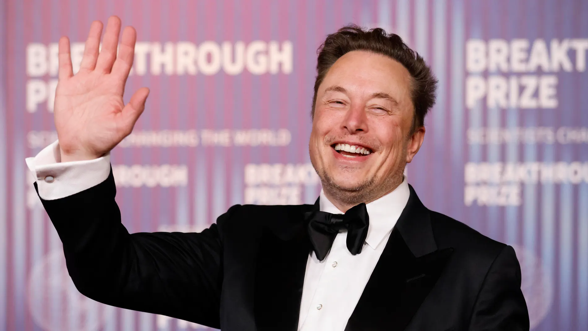 EA7153. LOS ÁNGELES (ESTADOS UNIDOS), 18/07/2024.- Fotografía de archivo fechada el 14 de abril de 2024 del CEO de Tesla Motors Elon Musk en una ceremonia en Los Angeles, California, (EE. UU). Eso parece decir Elon Musk, ya que una decisión del estado más grande de la costa oeste de EE.UU. desató la ira del magnate. Tras la promulgación de una ley según la cual se prohíbe a las escuelas notificar a los padres si sus hijos han dicho que quieren cambiar el género con el que se les identifica en...