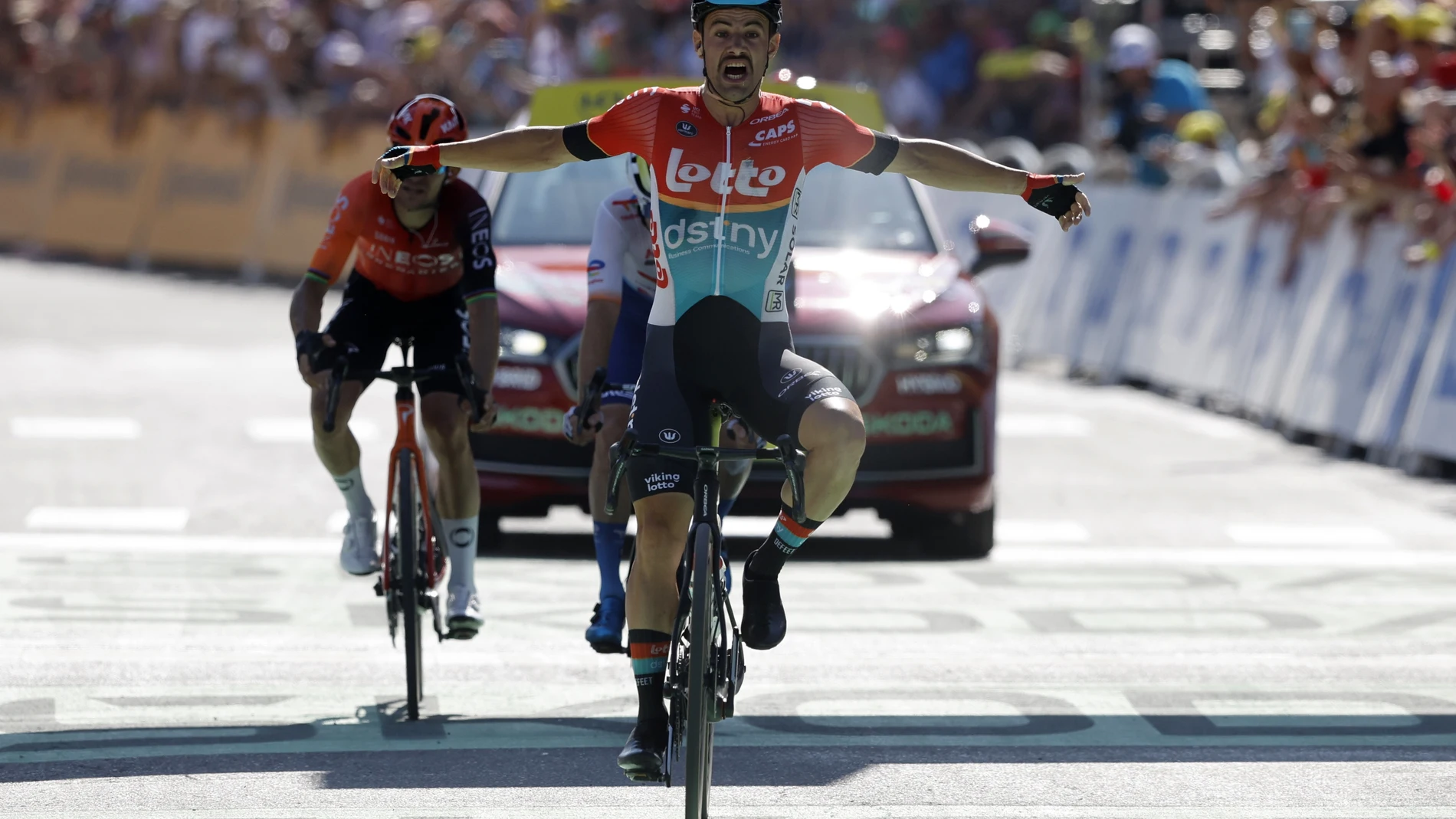 Barcelonnette (France), 18/07/2024.- Belgian rider Victor Campenaerts of Lotto Dstny celebrates as he crosses the finish line to win the 18th stage of the 2024 Tour de France cycling race over 179km from Gap to Barcelonnette, France, 18 July 2024. (Ciclismo, Francia) EFE/EPA/SEBASTIEN NOGIER