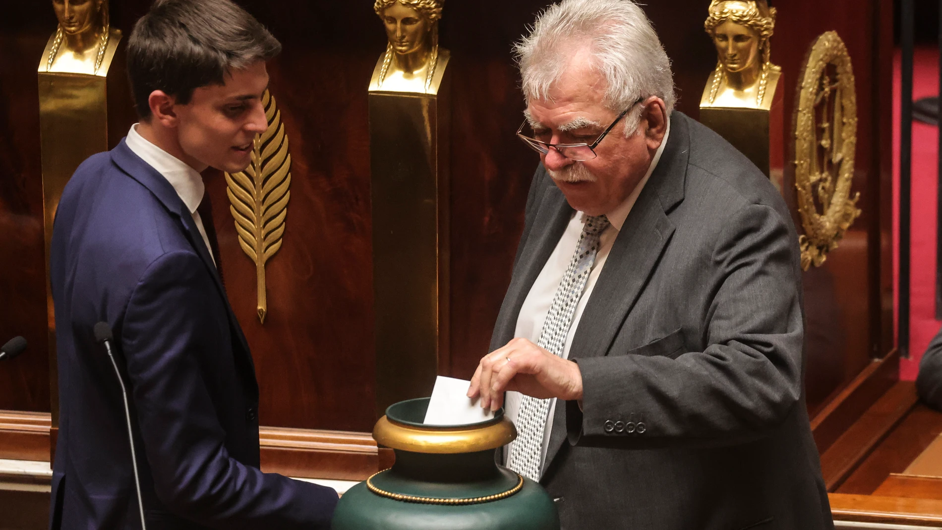 Paris (France), 18/07/2024.- French newly-elected Member of Parliament (MP) for the 'Parti Communiste Francais' (PCF) communist party of the coalition 'Nouveau Front Populaire' (New Popular Front, NFP) Andre Chassaigne (R) votes for the new president for the French Parliament in Paris, France, 18 July 2024. This is the first session at the French parliament after French President Emmanuel Macron accepted the resignation of Prime Minister Gabriel Attal. (Francia) EFE/EPA/TERESA SUAREZ
