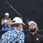Jon Rahm lanza su putter al aire después de fallar la opción de birdie en el 18