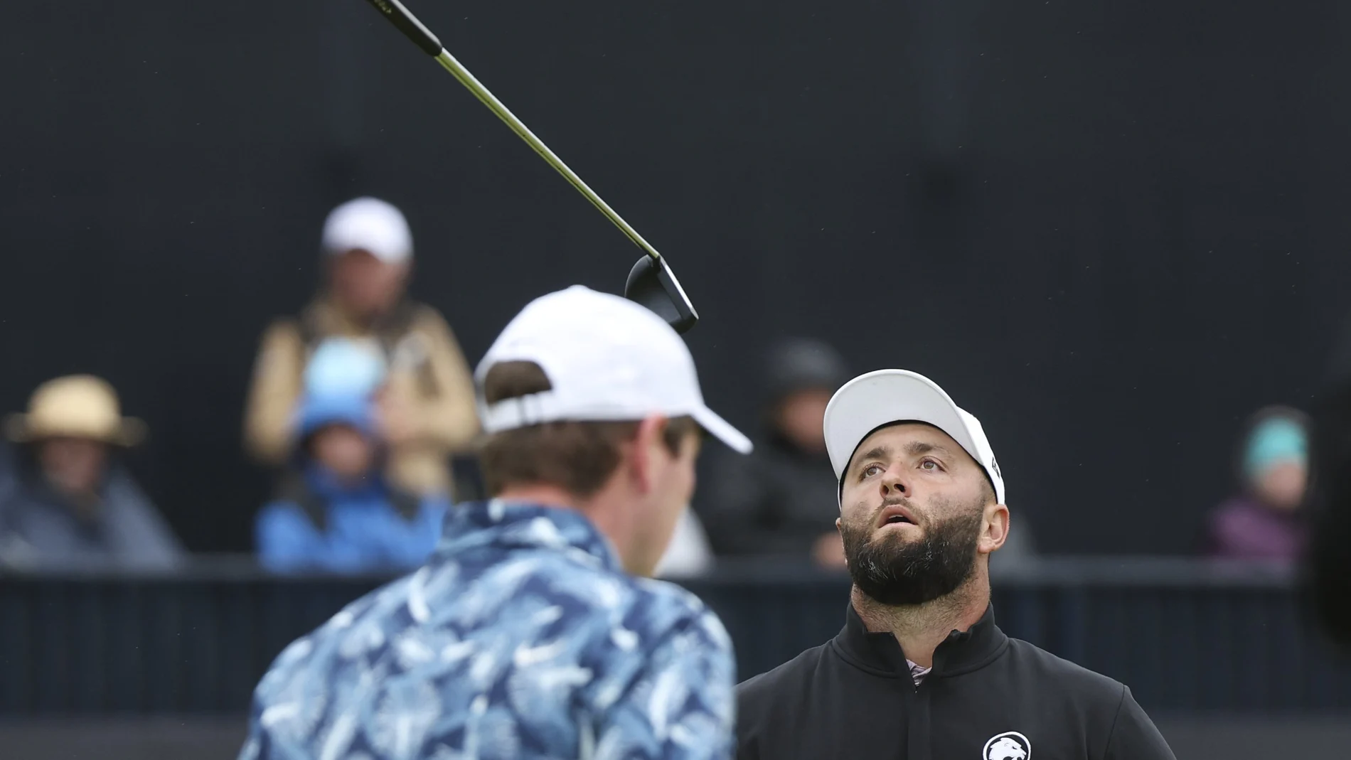 Jon Rahm lanza su putter al aire después de fallar la opción de birdie en el 18