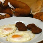 Huevos fritos con farinato un plato típico de tierras salmantinas