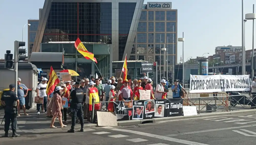 Manifestantes frente al Juzgado de Instrucción número 41 de Madrid.