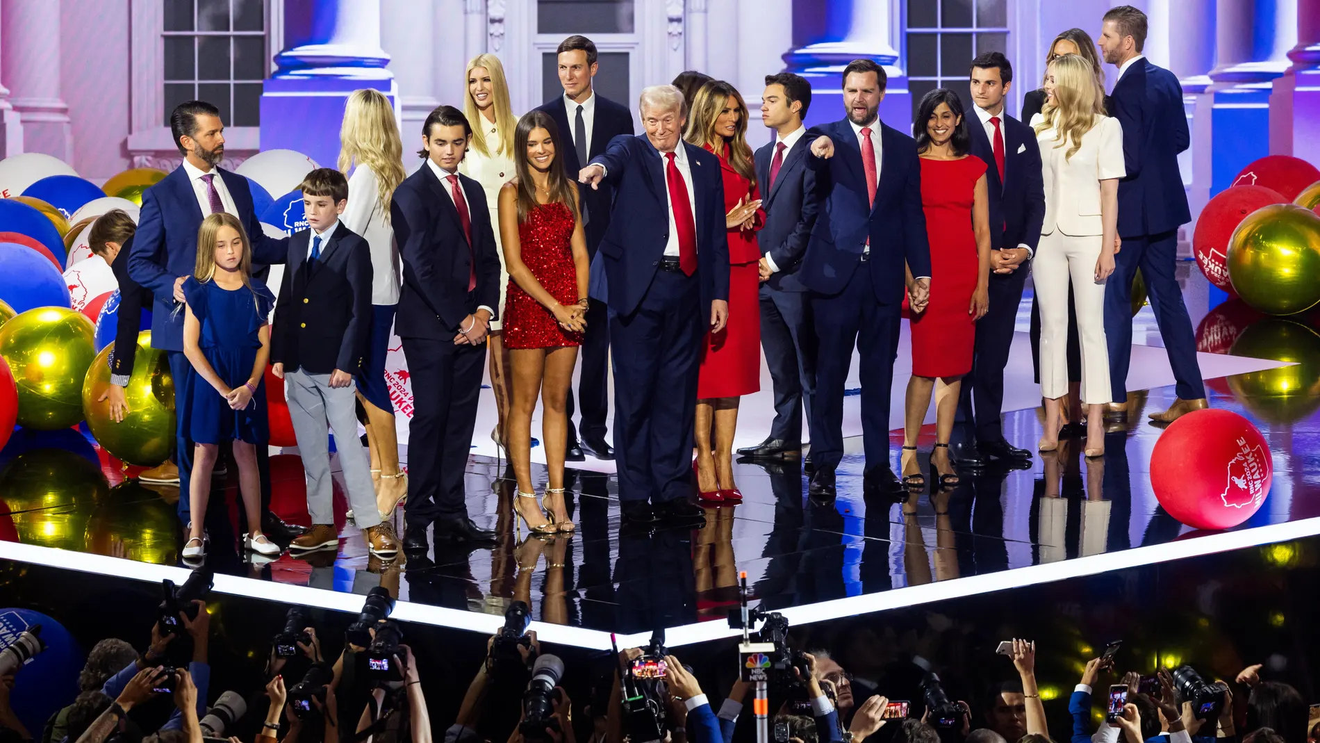 Milwaukee (United States), 18/07/2024.- Republican presidential nominee and former President Donald Trump (C), surrounded by members of his family, celebrates after delivering remarks during the last day of the Republican National Convention (RNC) at the Fiserv Forum in Milwaukee, Wisconsin, USA, 18 July 2024. The convention comes just a few days after a 20-year-old Pennsylvania man attempted to assassinate former President and current Republican presidential nominee Donald Trump. The RNC is ...