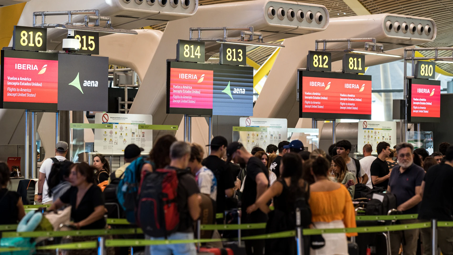 Pasajeros en el aeropuerto de Madrid-Barajas durante la caída del sistema de seguridad de Microsoft que ha provocado fallos en importantes empresas en todo el mundo, a 19 de julio de 2024, en Madrid (España). Un problema de actualización de la empresa de seguridad cibernética Crowdstrike provoca la caída de Microsoft, Aena y otras empresas del sector energético, bancario y medios de comunicación. Microsoft avanza que está investigando la situación.19 JULIO 2024Diego Radamés / Europa Press...