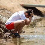 Un hombre se refresca en un río de la comunidad