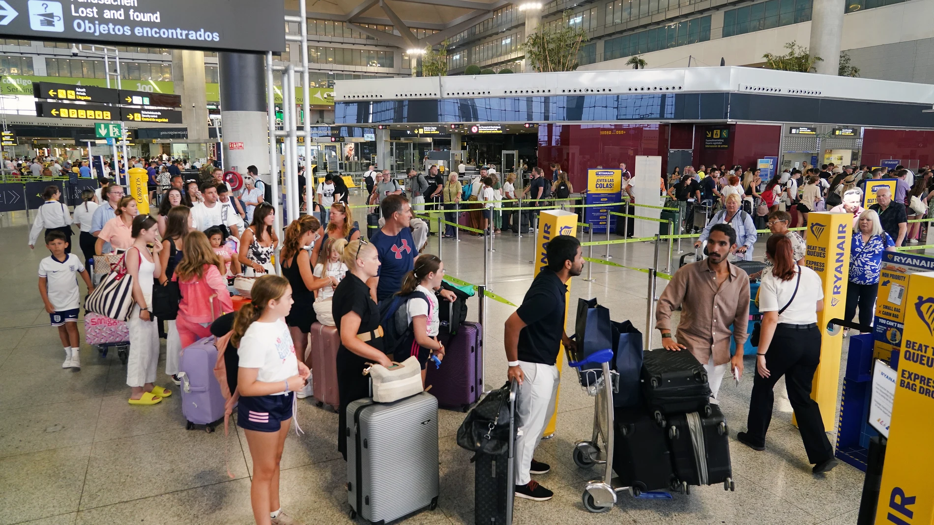 Imágenes Aeropuerto de Málaga-Costa del Sol tras las incidencias del día de hoy por problemas informáticos, a 19 de julio de 2024, en Málaga, Andalucía (España). .Los aeropuertos andaluces van recuperando la normalidad al desarrollar de manera manual los sistemas informáticos después de haber sufrido los efectos de una incidencia mundial que afecta a empresas de todo el mundo, y que también ha tenido consecuencias en las aerolíneas y en los aeropuertos internacionales, 19 JULIO 2024 Álex Ze...