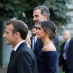 Los Reyes Felipe y Letizia junto al presidente francés, Emmanuel Macron