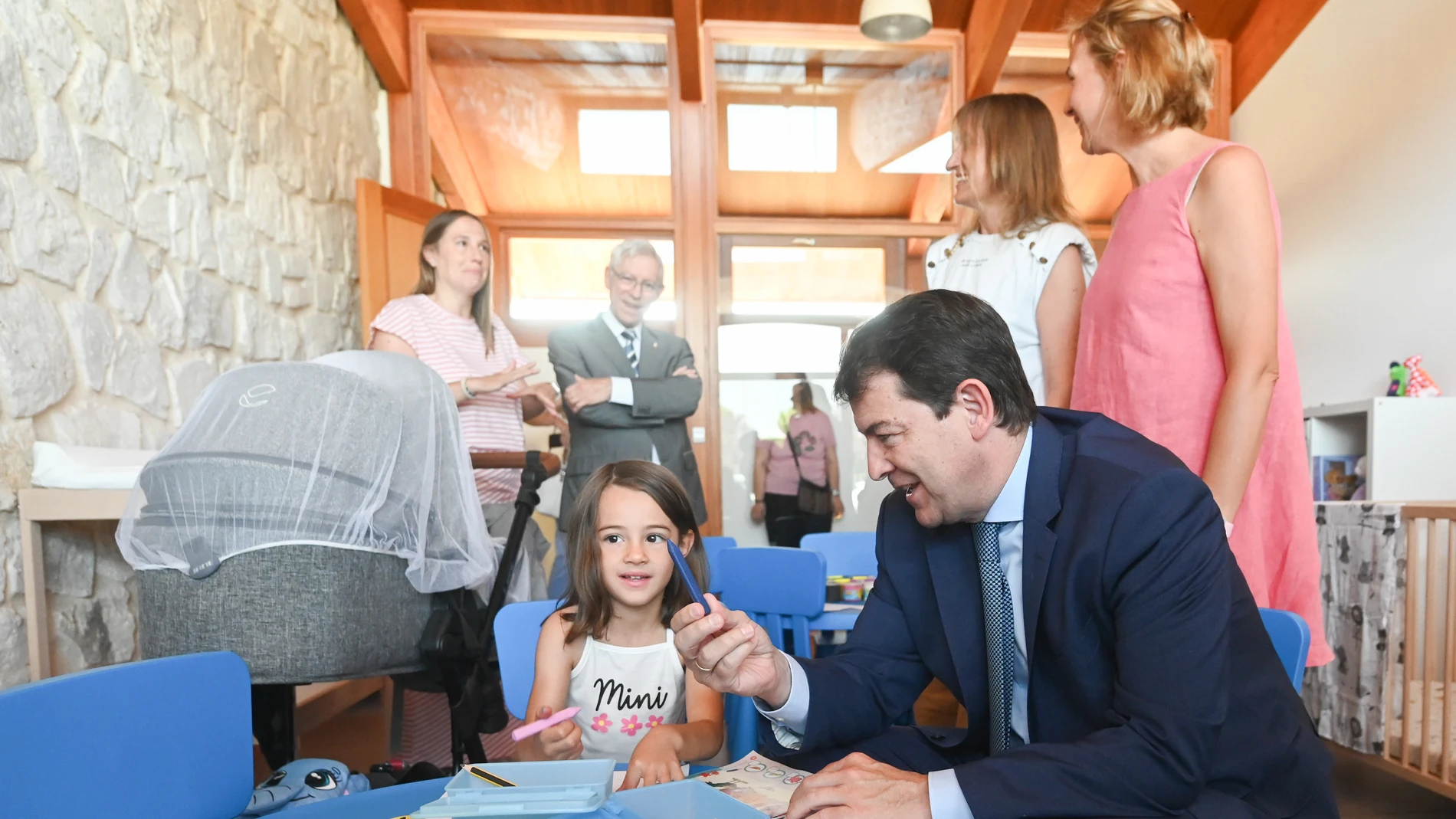 Fernández Mañueco visita la Escuela de Educación Infantil de Pedrosa de Duero