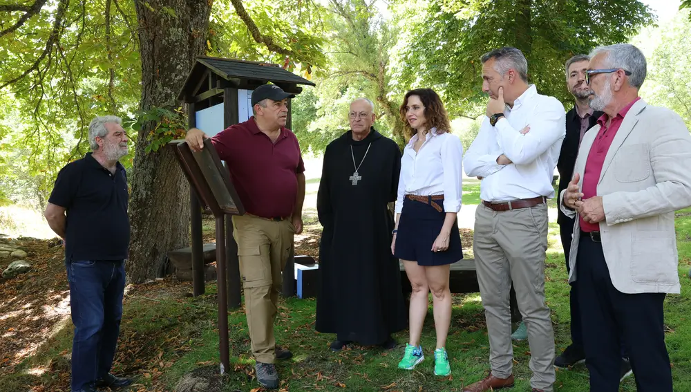 Ayuso visita la nueva área de descanso Pradera de la Virgen de la Peña en Rascafría (Madrid)