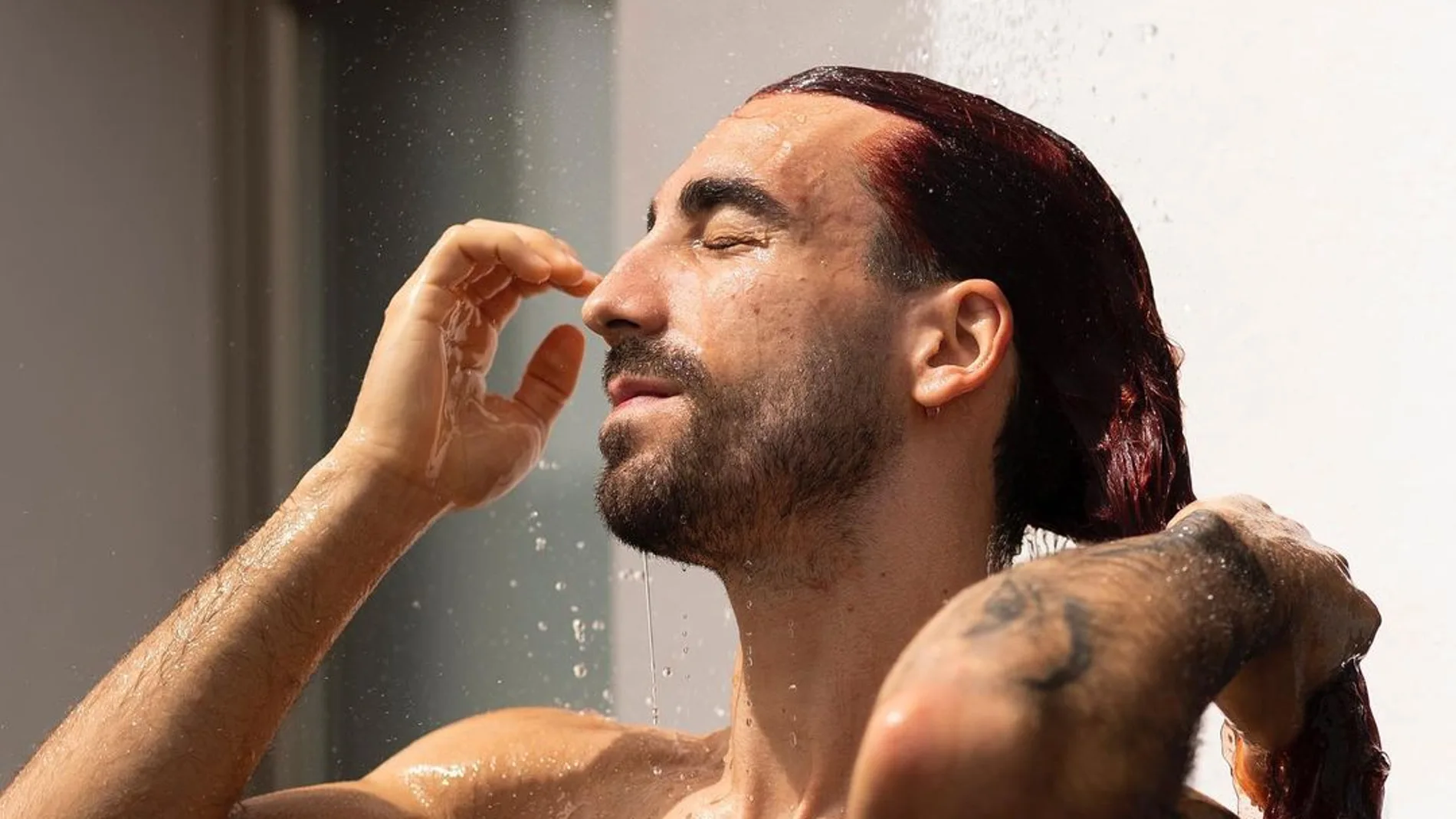 Marc Cucurella con su melena roja.