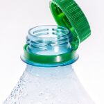 La ingeniosa solución para beber de botellas con tapón y no hacerse daño