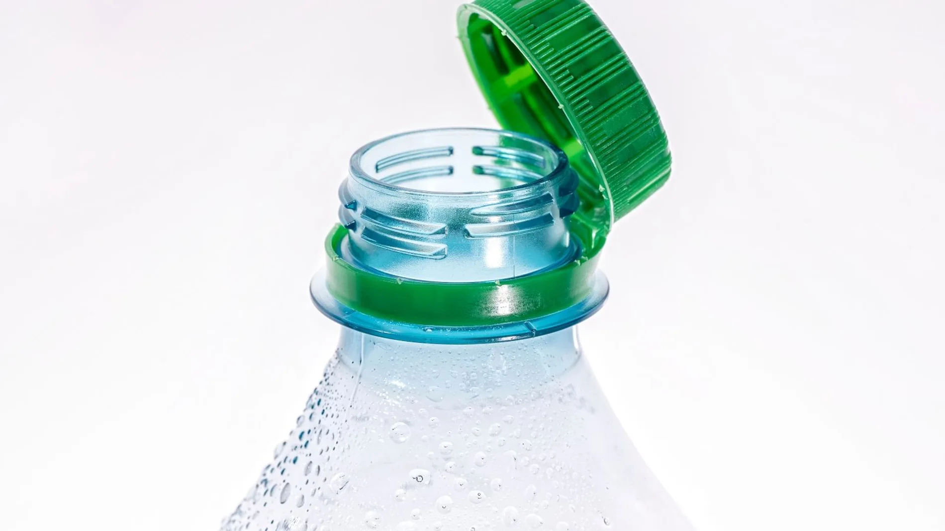 La ingeniosa solución para beber de botellas con tapón y no hacerse daño