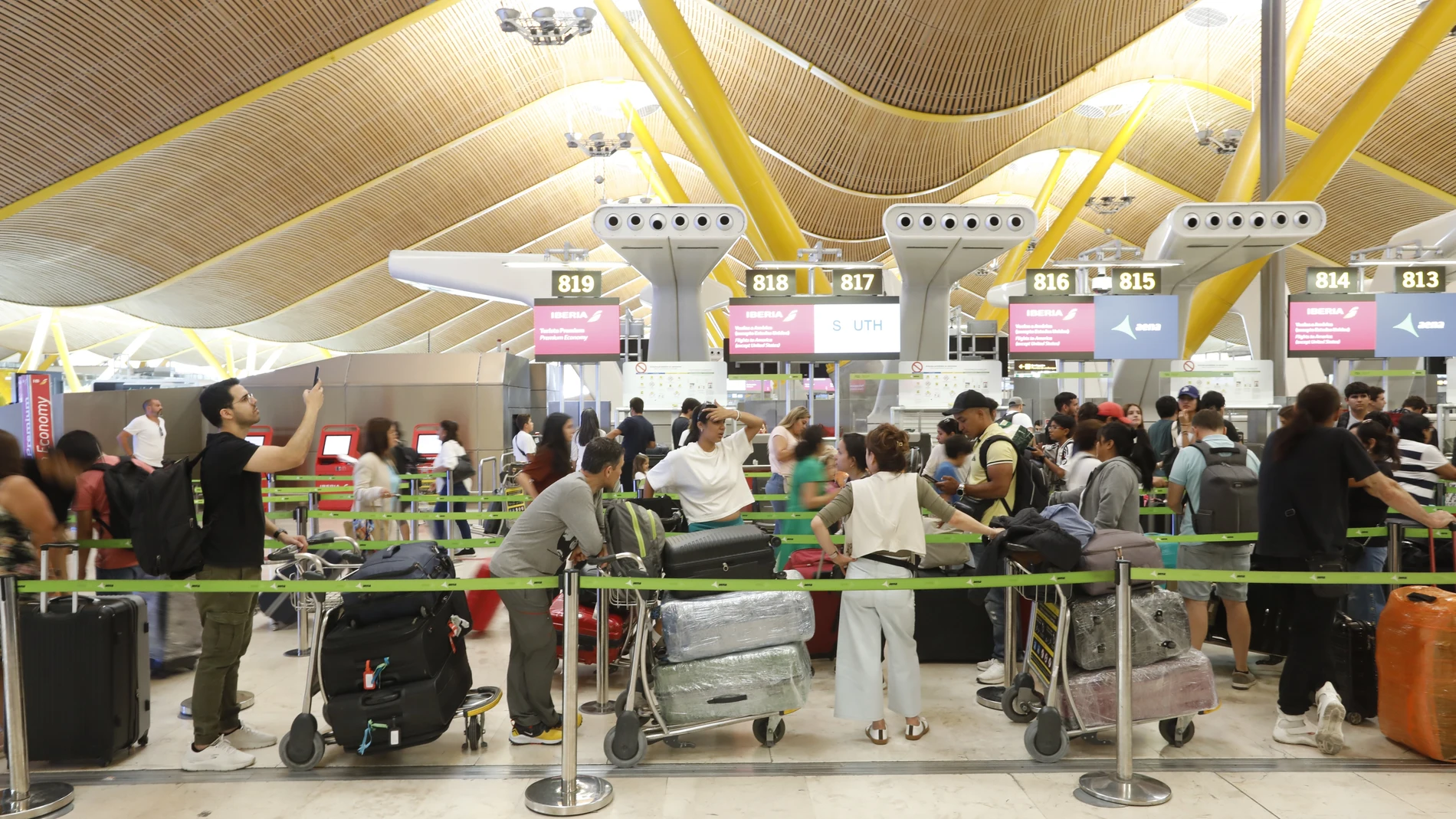 Retrasos en vuelos pr un fallo informatico en Barajas. Imagen de la terminal T4.© Jesús G. Feria.