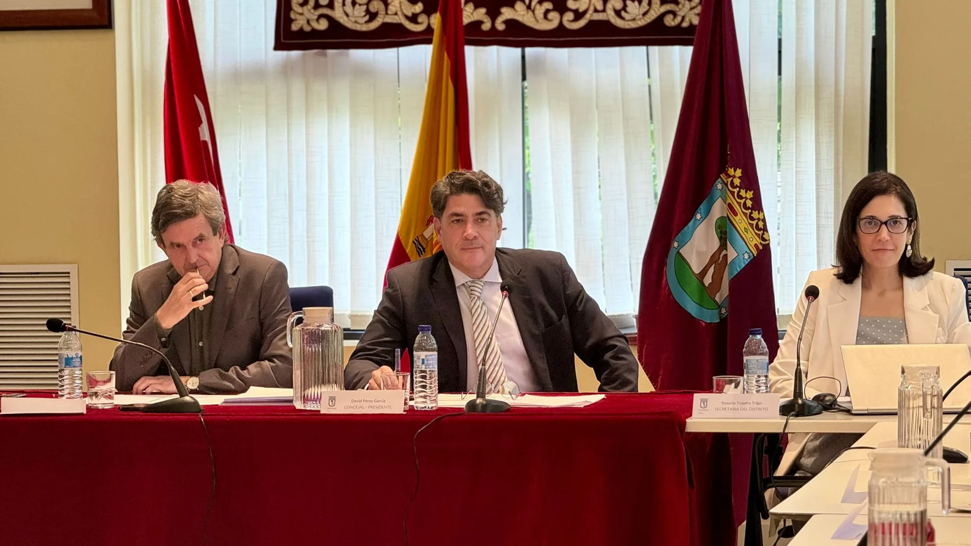 David Pérez, concejal del distrito de Hortaleza, en el centro de la imagen