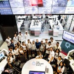 Theresa Zabell en el museo Ocean Race de Alicante con niños y jóvenes de las escuelas de verano del Real Club de Regatas