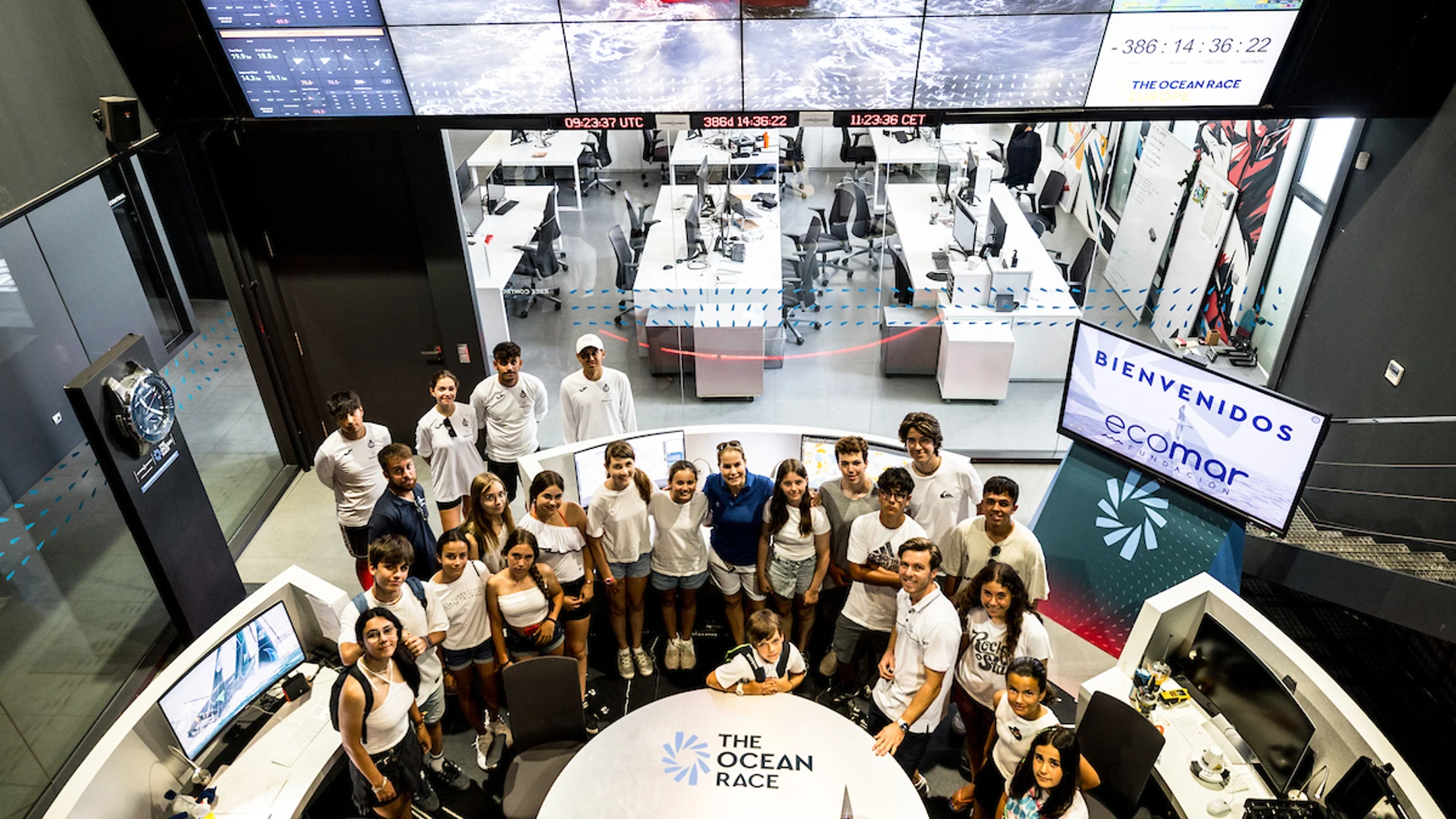 Theresa Zabell en el museo Ocean Race de Alicante con niños y jóvenes de las escuelas de verano del Real Club de Regatas