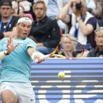 Nadal golpea con fuerza el drive en el partido ante Navone