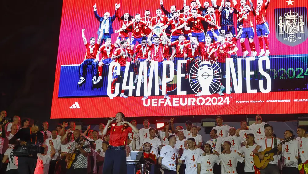 Los jugadores de la selección española junto a La Potra durante la celebración este lunes en Cibeles del título de campeones de la Eurocopa