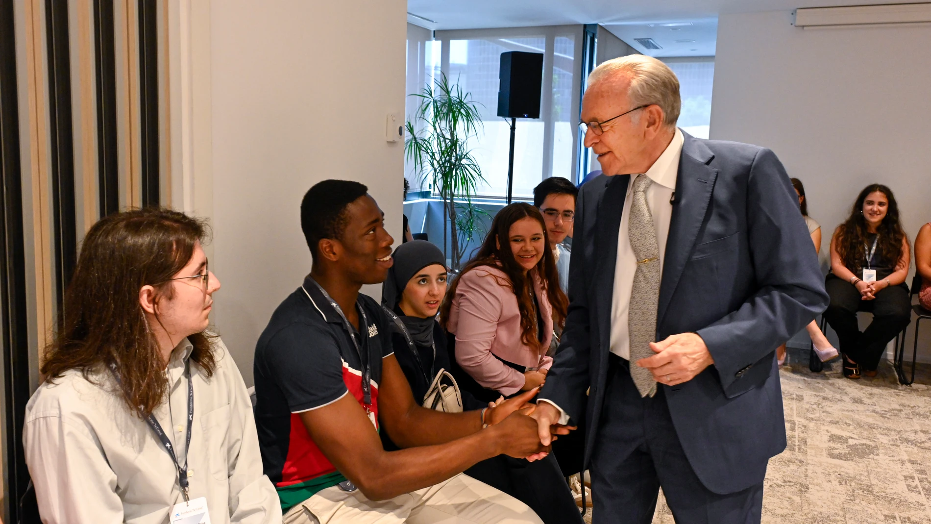 Isidro Fainé se reúne con 50 universitarios becados por la Fundación «la Caixa»
