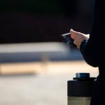 Gente fumando tabaco a las puertas de su trabajo. 