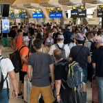 Imagen de archivo de viajeros en el aeropuerto Madrid-Barajas