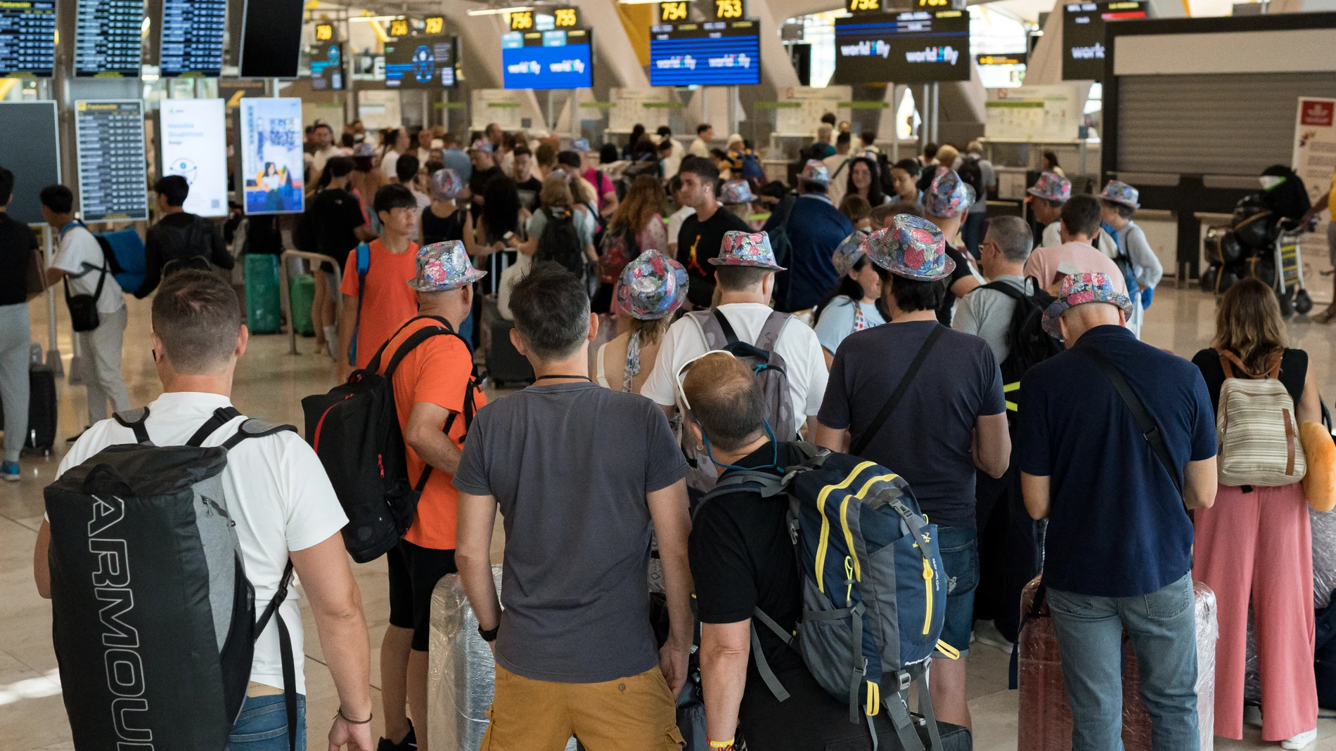 Pasajeros en el aeropuerto de Madrid-Barajas durante la caída del sistema de seguridad de Microsoft que ha provocado fallos en importantes empresas en todo el mundo, a 19 de julio de 2024, en Madrid (España). Un problema de actualización de la empresa de seguridad cibernética Crowdstrike provoca la caída de Microsoft, Aena y otras empresas del sector energético, bancario y medios de comunicación. Microsoft avanza que está investigando la situación.19 JULIO 2024Diego Radamés / Europa Press...