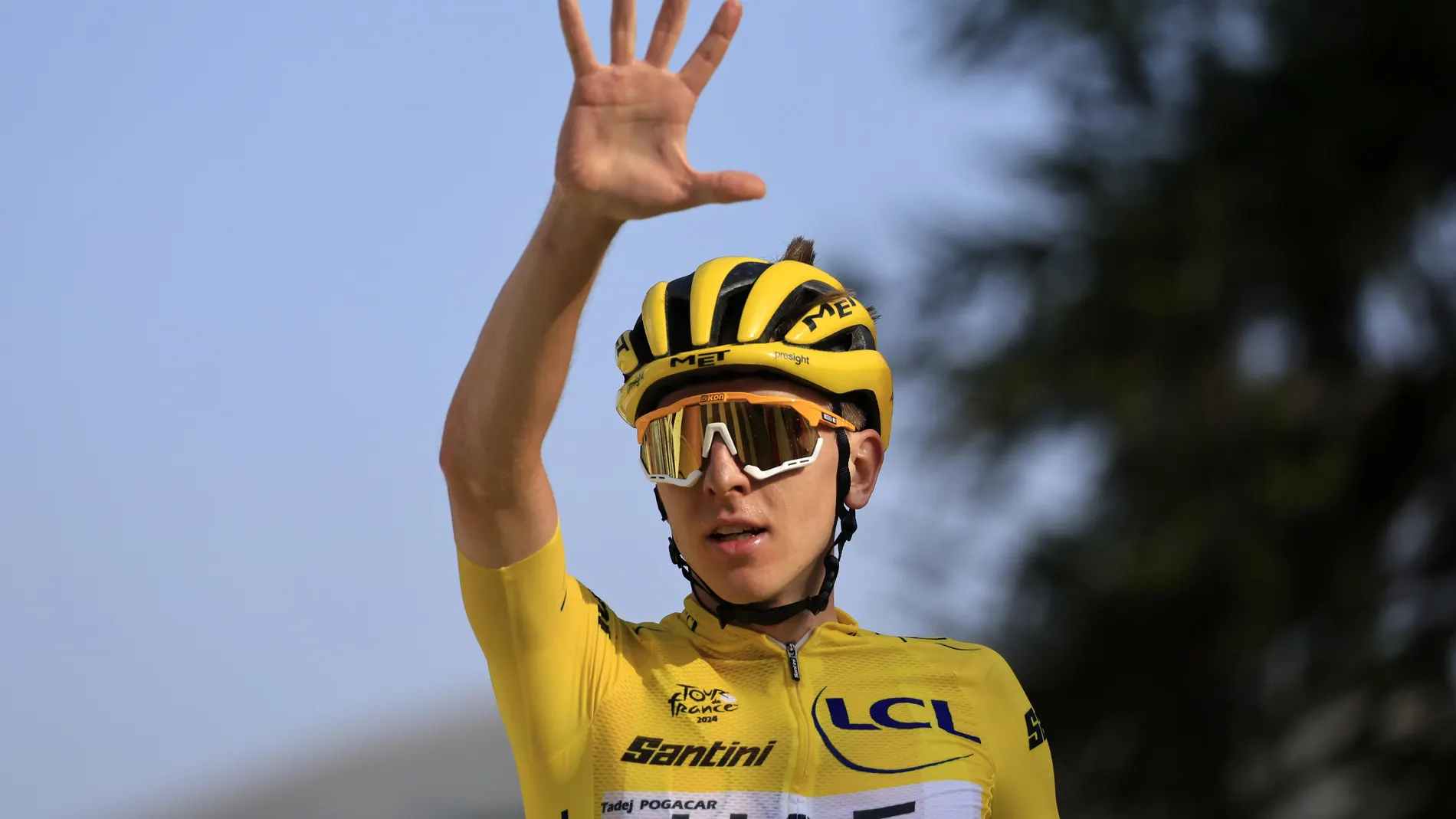 Col De La Couillole (France), 20/07/2024.- Yellow jersey Slovenian rider Tadej Pogacar of UAE Team Emirates celebrates as he crosses the finish line and winning the 20th stage of the 2024 Tour de France cycling race over 132km from Nice to Col de la Couillole, France, 20 July 2024. (Ciclismo, Francia, Eslovenia, Niza) EFE/EPA/GUILLAUME HORCAJUELO