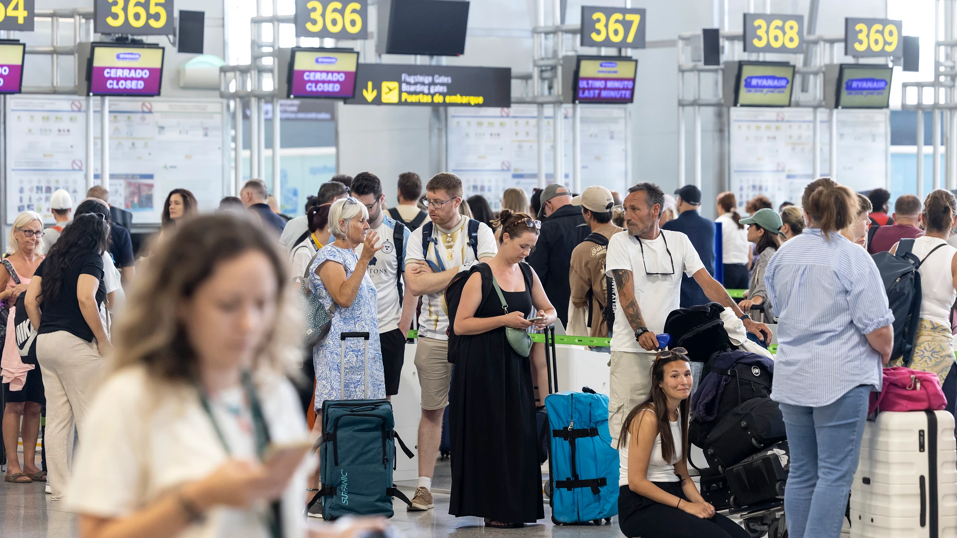 -FOTODELDÍA- MÁLAGA, 19/07/2024.- Numerosas personas hacen cola en la zona de facturación de la T-3 del Aeropuerto de Málaga tras la incidencia global de Microsoft que ha afectado a numerosas empresas en todo el mundo. Aena ha informado de que está ya recuperando algunos de sus sistemas y que todos los aeropuertos están operativos, aunque en algunos procesos se opera con más lentitud. EFE/ Daniel Pérez