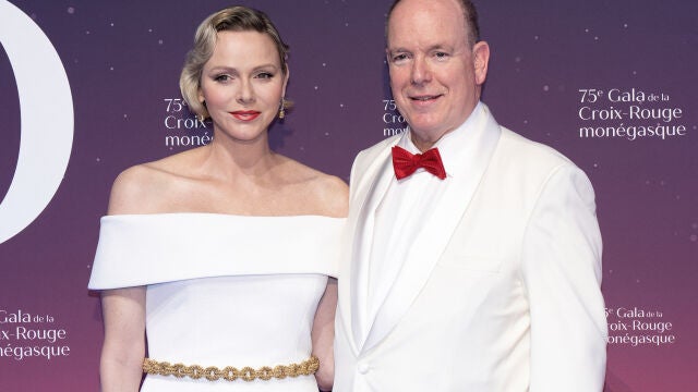 Charlène de Mónaco y su marido Alberto de Mónaco en la gala de la Cruz Roja.