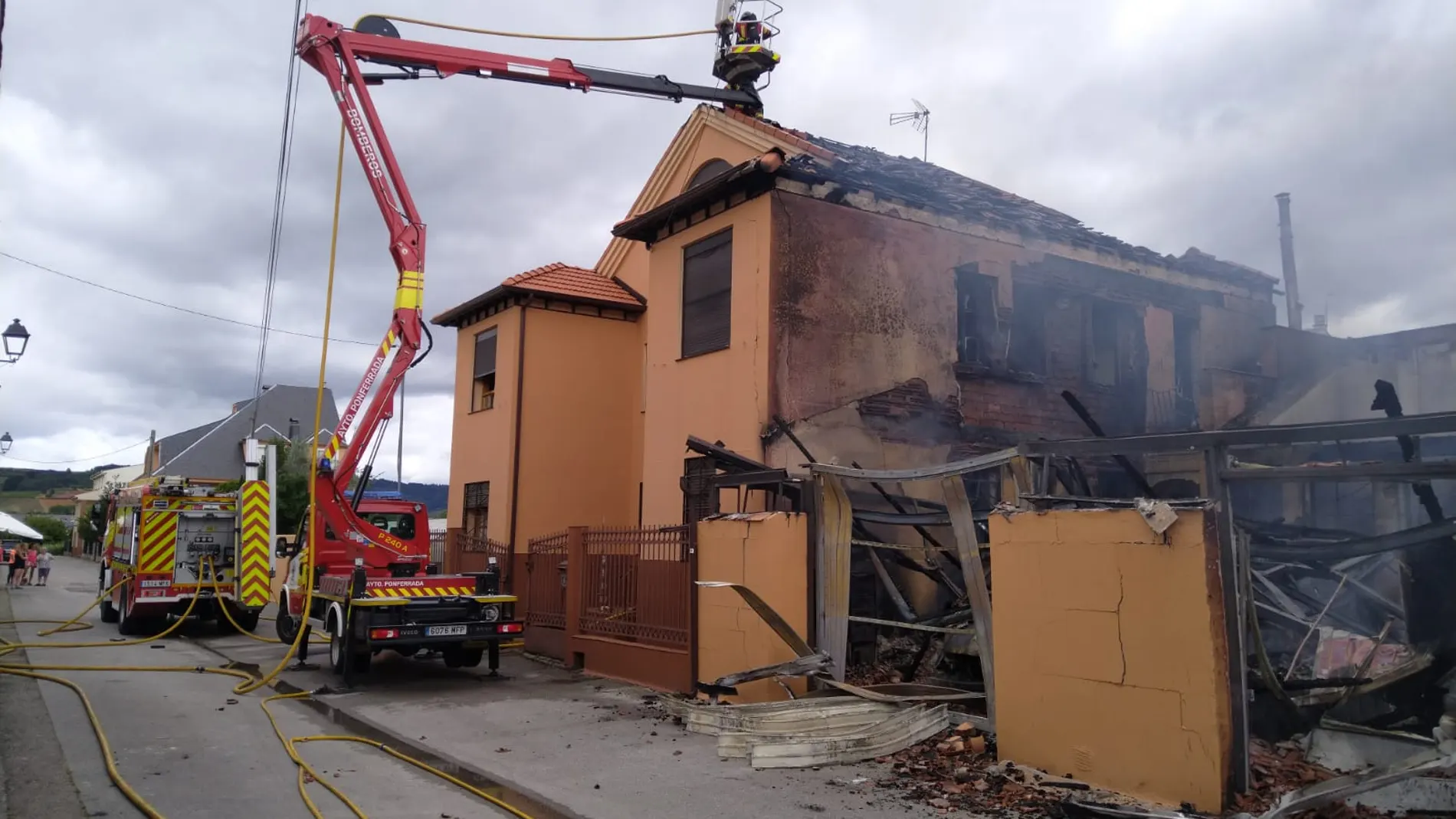 Un incendio provoca daños materiales en una vivienda de dos plantas de Cacabelos (León)