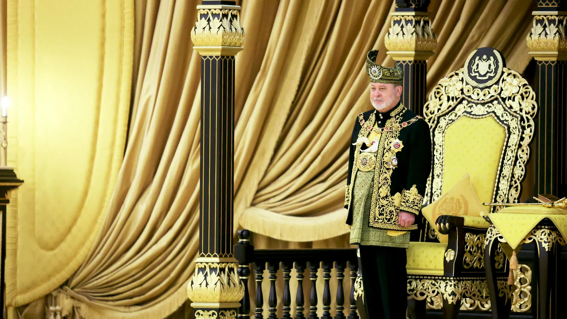 Kuala Lumpur (Malaysia), 20/07/2024.- The King of Malaysia, Sultan Ibrahim Iskandar, stands during his coronation ceremony at the National Palace in Kuala Lumpur, Malaysia, 20 July 2024. The installation ceremony of Sultan Ibrahim as the 17th King of Malaysia, underscores the continuity of the rotational system among the nine Malay rulers, highlighting the distinctive practice of electing and appointing the 'Yang di-Pertuan Agong' (Malaysian King), a system unique to Malaysia. (Malasia) EFE/E...