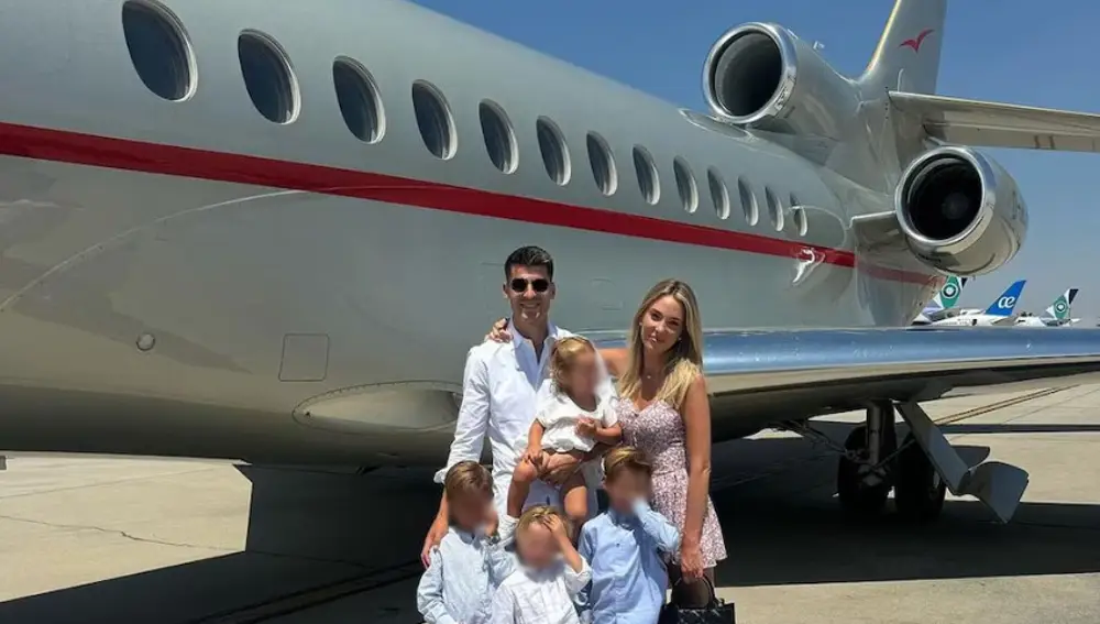 Álvaro Morata y Alice Campello junto a sus cuatro hijos y su jet privado