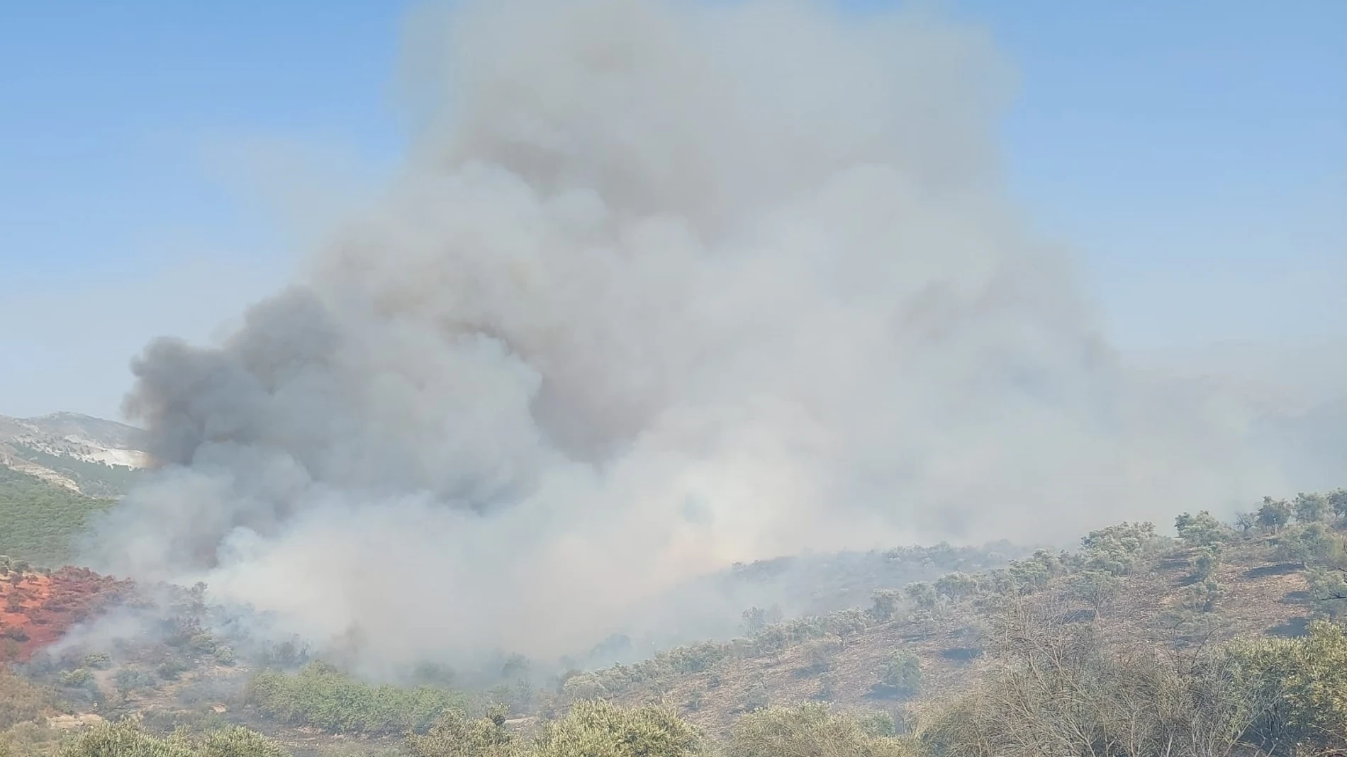 Activado el plan de emergencias por el incendio en Víznar, el segundo en 24 horas en Granada
