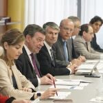 González Gago en una reunión reciente de la Mesa de Cooperación Local