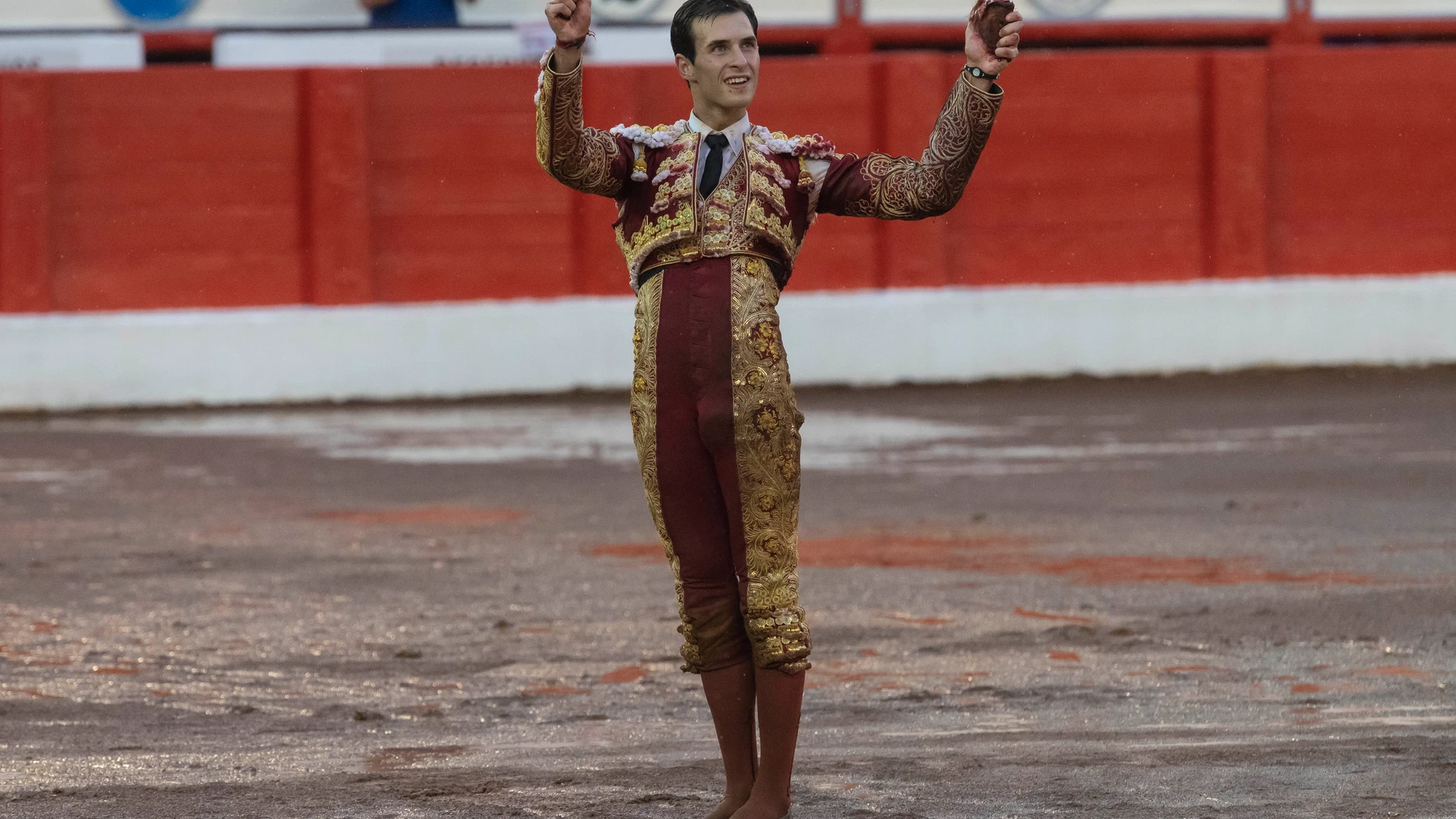 Santander (Cantabria), 20/07/2024.- El novillero Samuel Navalón con los trofeos conseguidos en su faena durante la novillada que se ha celebrado este sábado en la plaza de toros de Santander como inicio a la Feria de Santiago. EFE / Pedro Puente Hoyos.