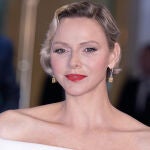 Detalle maquillaje y peinado Charl&egrave;ne de M&oacute;naco.