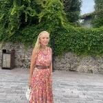 Carmen Lomana con vestido floral y peinado efecto mojado.