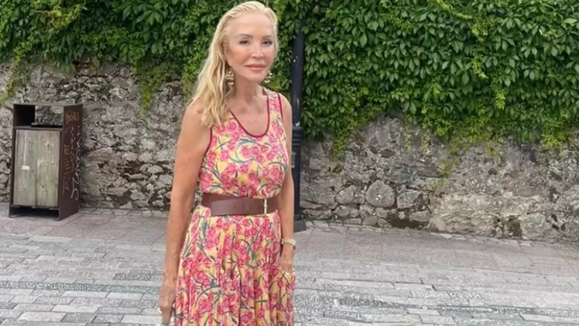 Carmen Lomana con vestido floral y peinado efecto mojado.