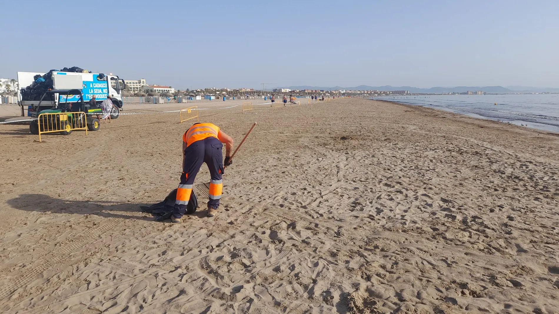La playa de El Cabanyal reabre al baño tras retirar los restos de algas del agua