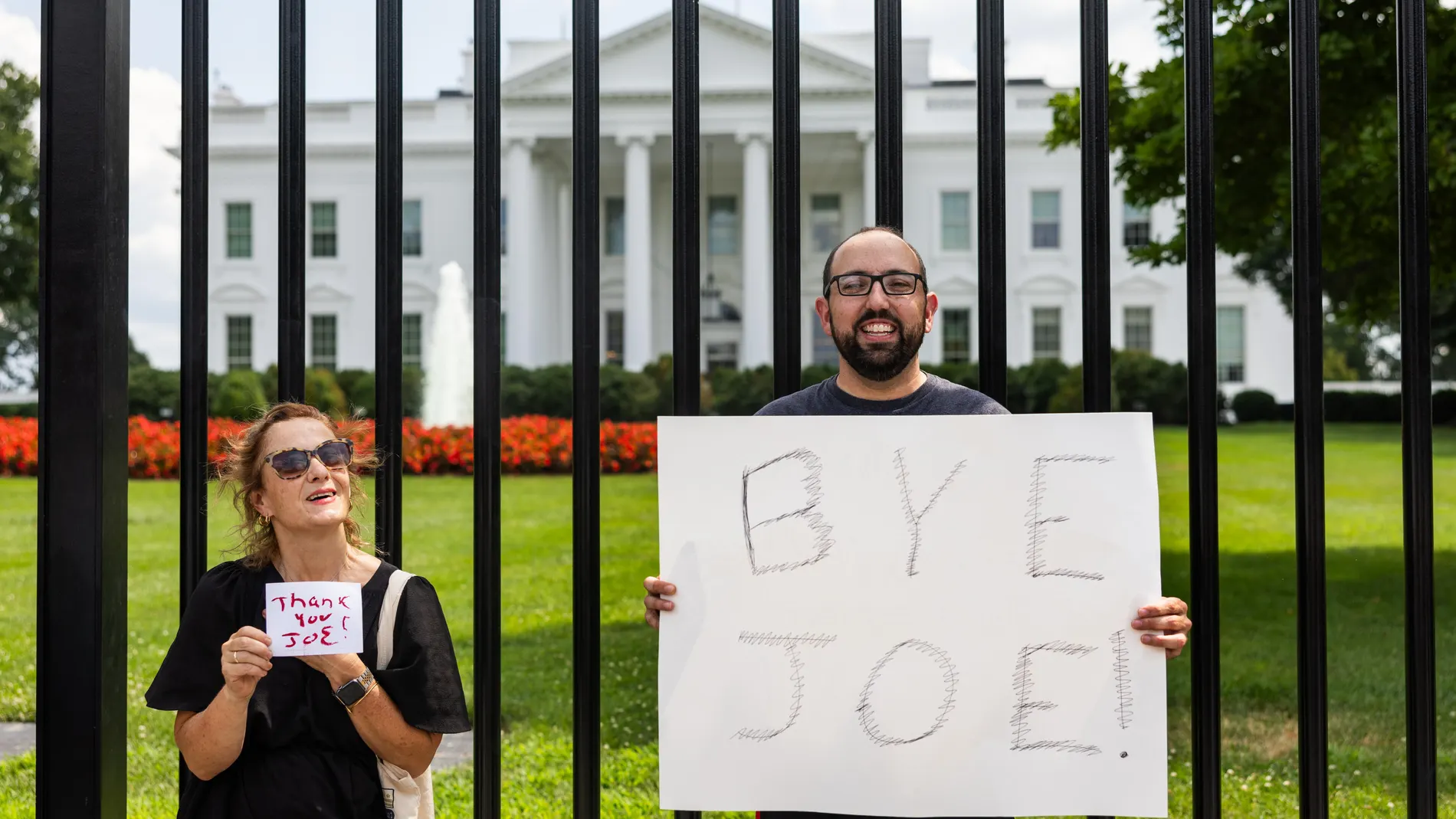 Washington (United States), 21/07/2024.- Michael Wille (R) holds a sign outside the White House after US President Joe Biden dropped out of the 2024 presidential race in Washington, DC, USA, 21 July 2024. Joe Bidenon 21 July announced on his X (formerly Twitter) account that he would not seek re-election in November 2024, and endorsed Harris to be the Democrats' new nominee. (Elecciones) EFE/EPA/JIM LO SCALZO